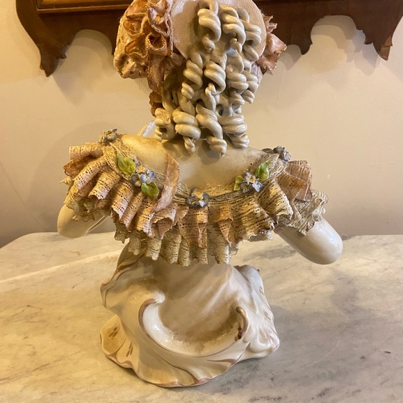 Elegant Cream and Green Porcelain Figurine - Picture 5 of 6